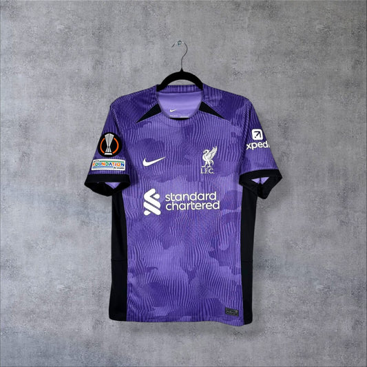 Face avant du maillot Liverpool 2023-2024 third violet Nike avec patch Europa League et UEFA Foundation