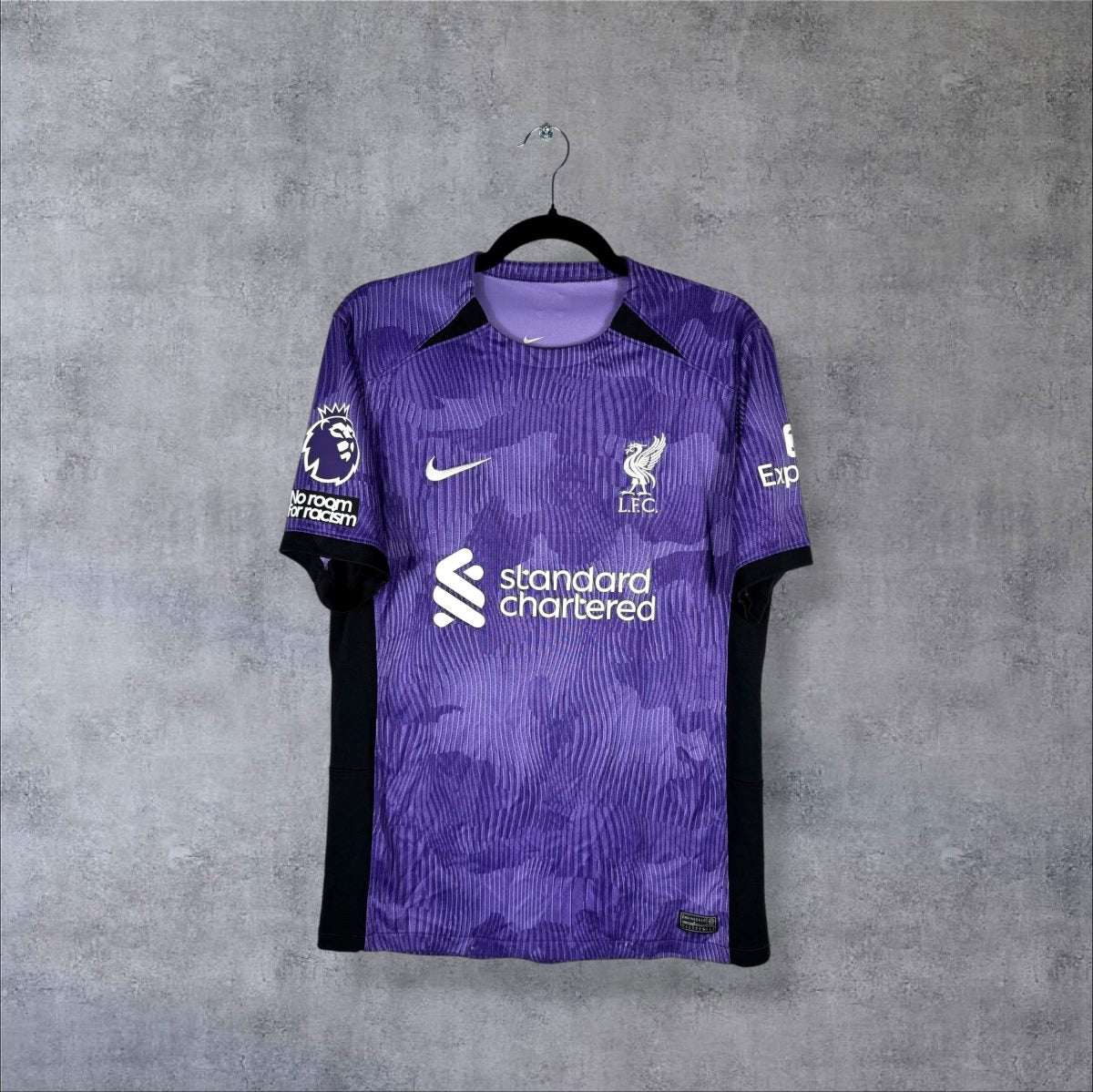 Face avant du maillot Liverpool 2023-2024 third violet Nike avec sponsor Standard Chartered