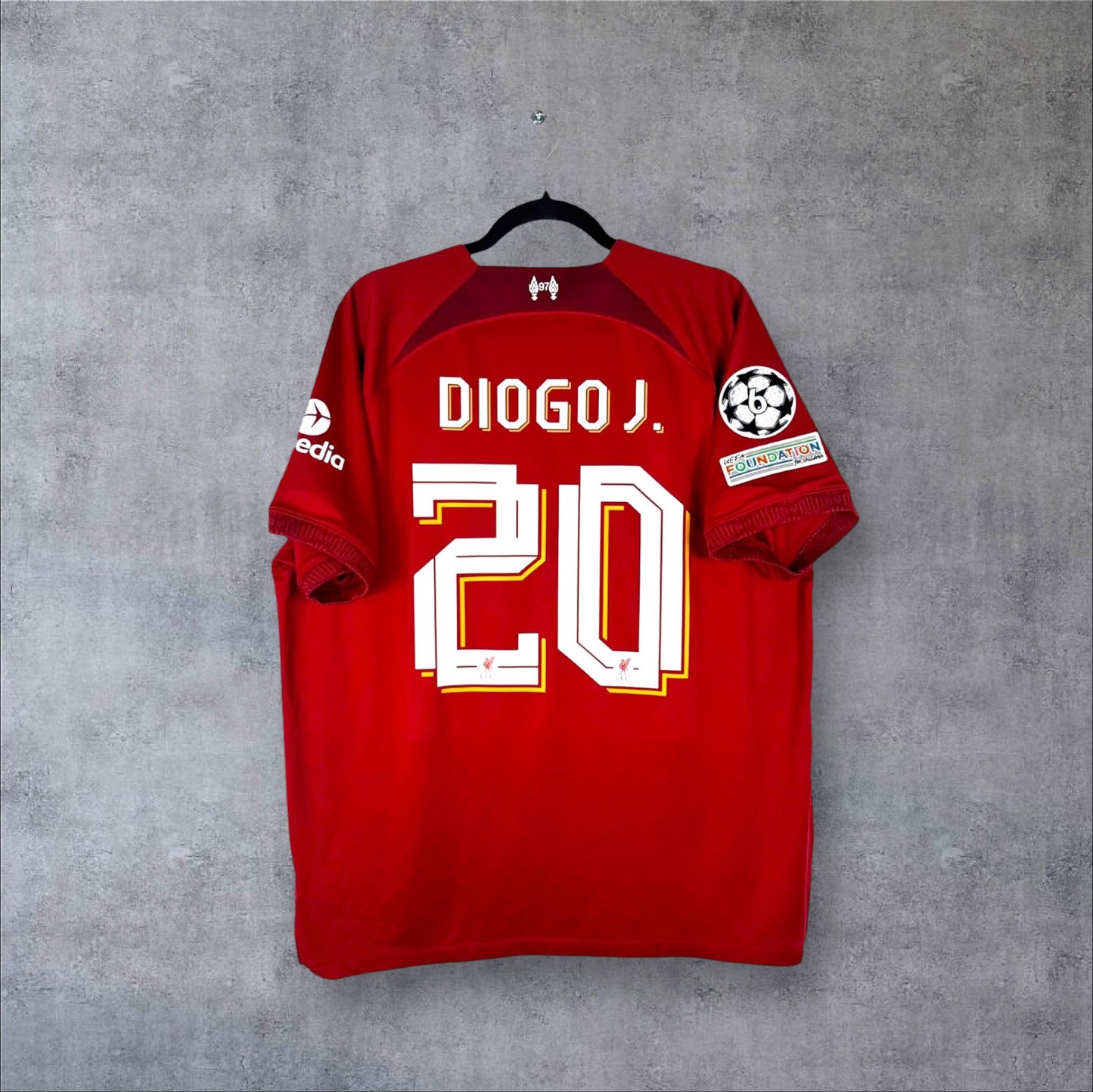 Dos du maillot Liverpool FC Domicile 2023 rouge avec flocage blanc DIOGO J. 20, logo 97 dans le cou et patchs Ligue des Champions.