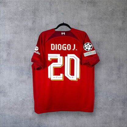 Dos du maillot Liverpool FC Domicile 2023 rouge avec flocage blanc DIOGO J. 20, logo 97 dans le cou et patchs Ligue des Champions.