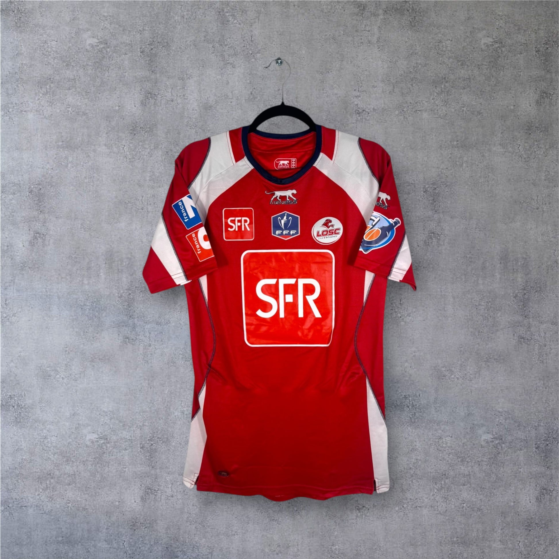 Vue de face du maillot Lille LOSC rouge sponsor SFR Coupe de France.