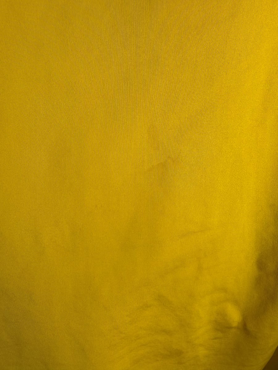Micro trace presque invisible sur le tissu jaune du maillot LOSC Lille 2008-2009 third