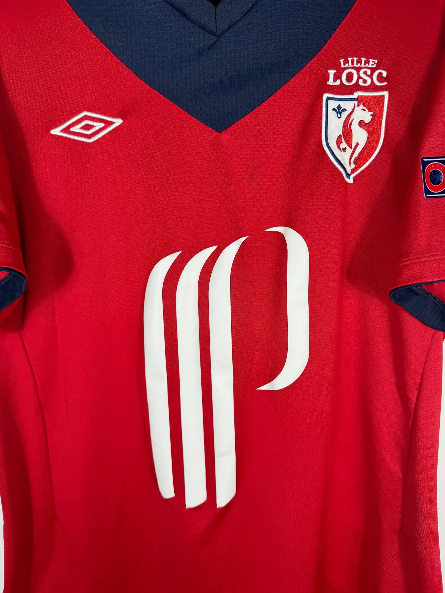 Détail écusson Lille OSC et sponsor identitaire sur maillot domicile 2012-2013 Champions League contre Bayern Munich