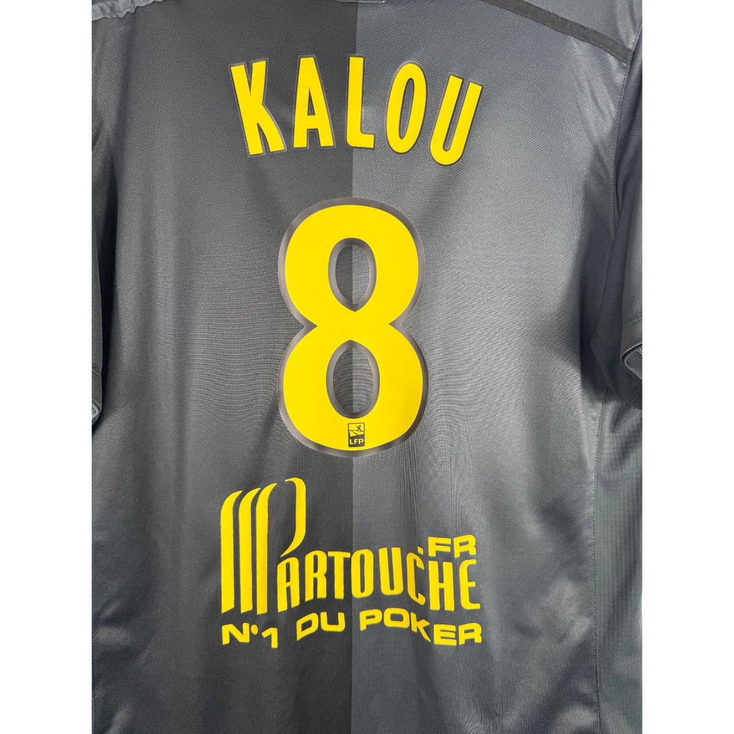 Détail de la typographie du flocage sur le numéro 8 de Salomon Kalou