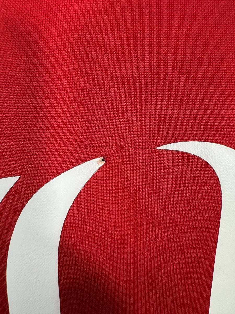 Petit accroc près du sponsor, maillot LOSC Lille domicile 2012-2013