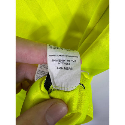 Étiquette d'authenticité avec code New Balance MT830263 prouvant l'originalité du maillot