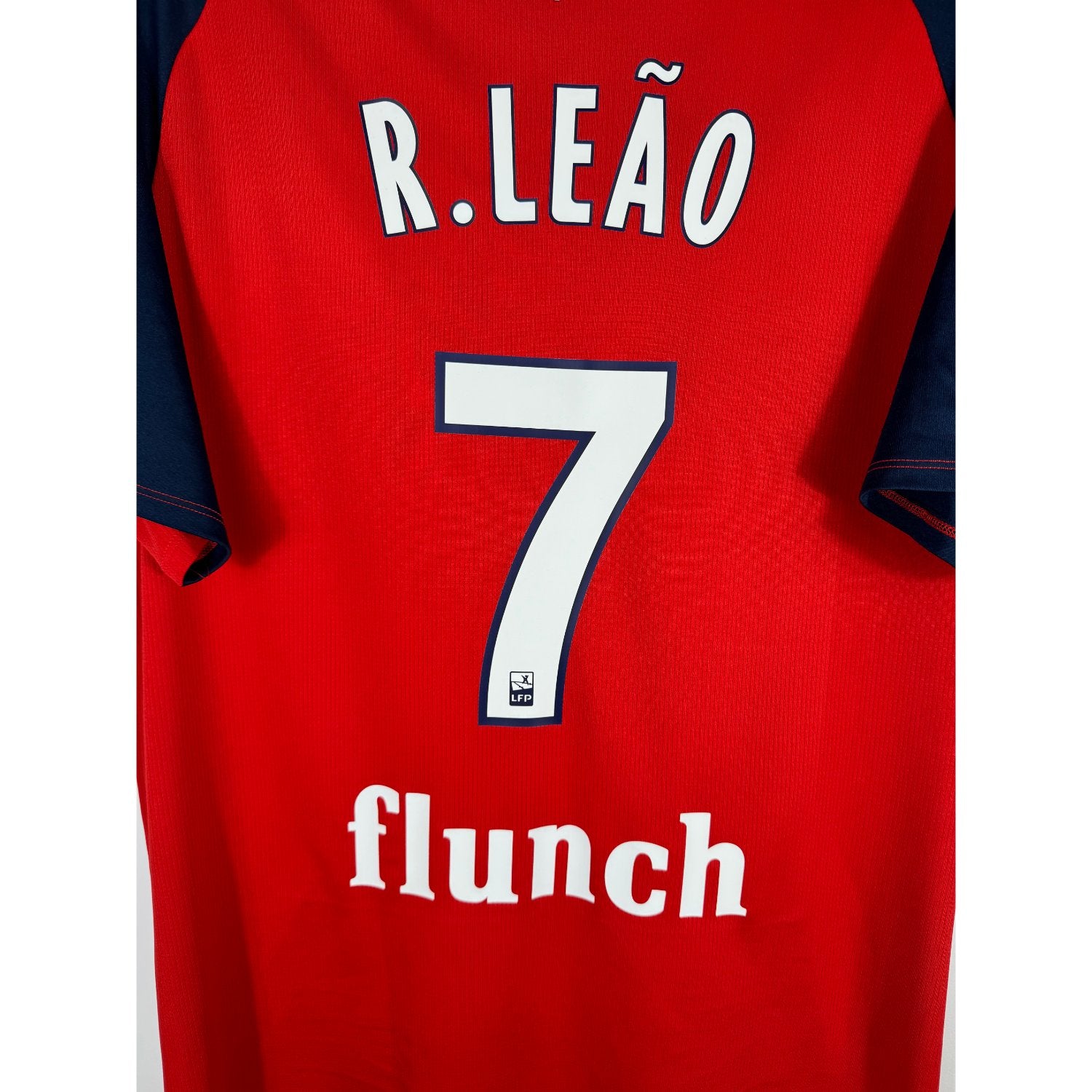 Détail de la typographie du flocage sur le numéro 7 de Rafael Leão