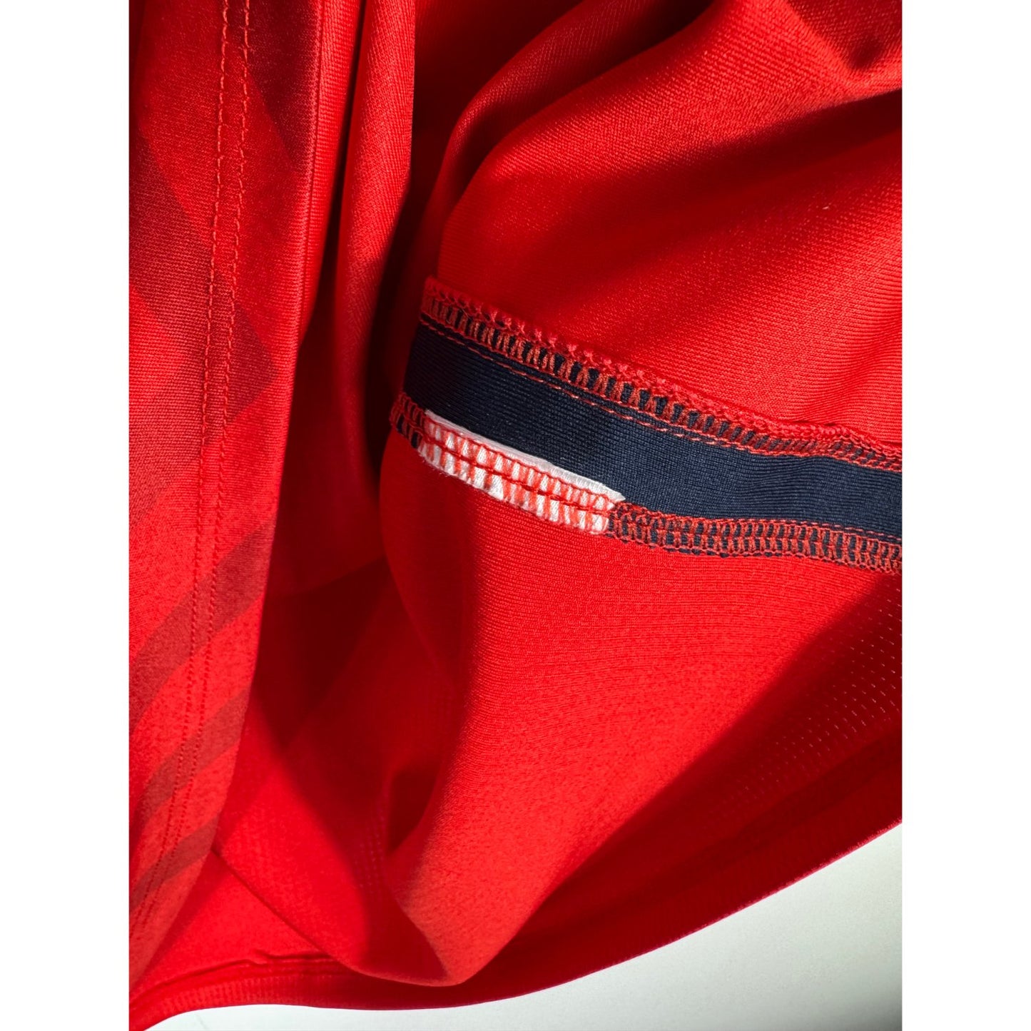 Emplacement de l'étiquette coupée sur le maillot authentique du LOSC Lille