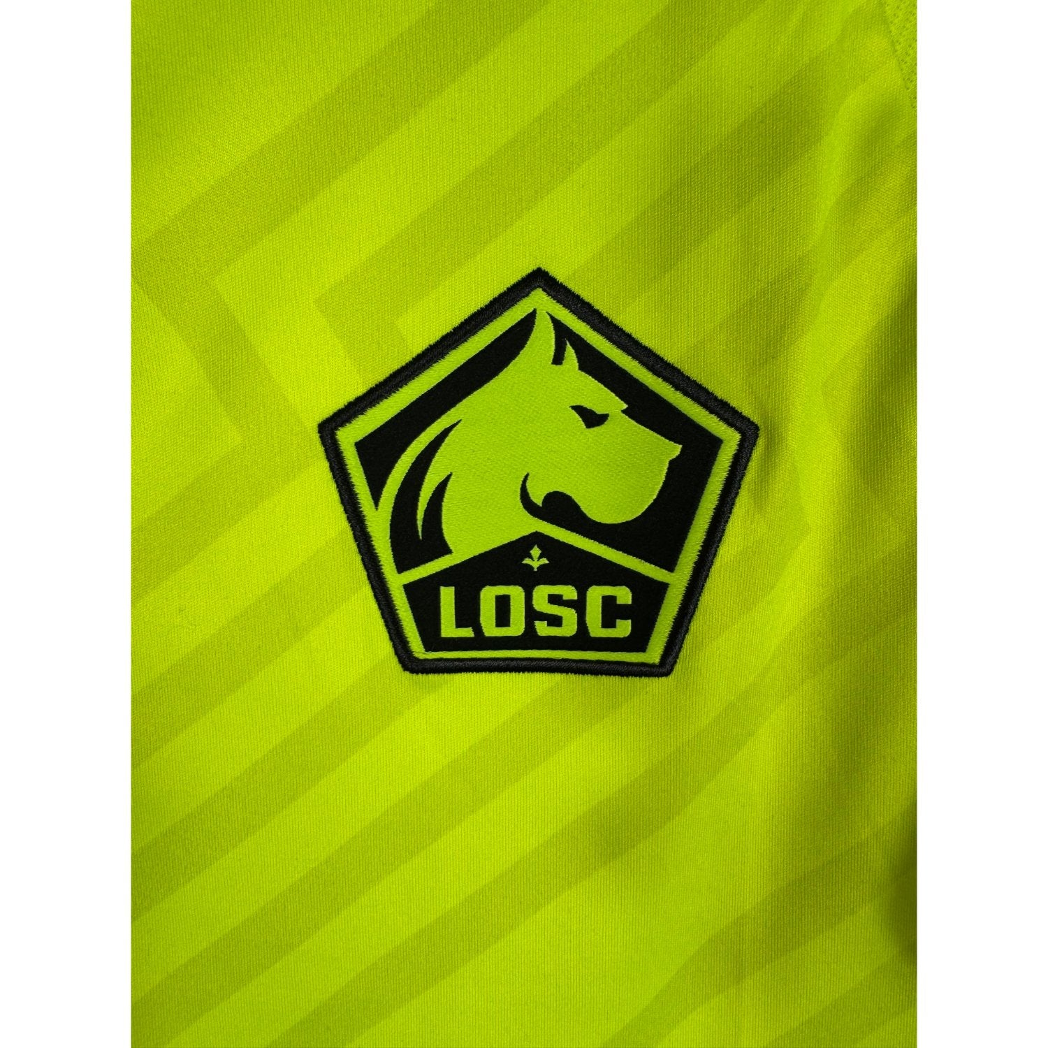 Détail de l'écusson du LOSC et du logo New Balance
