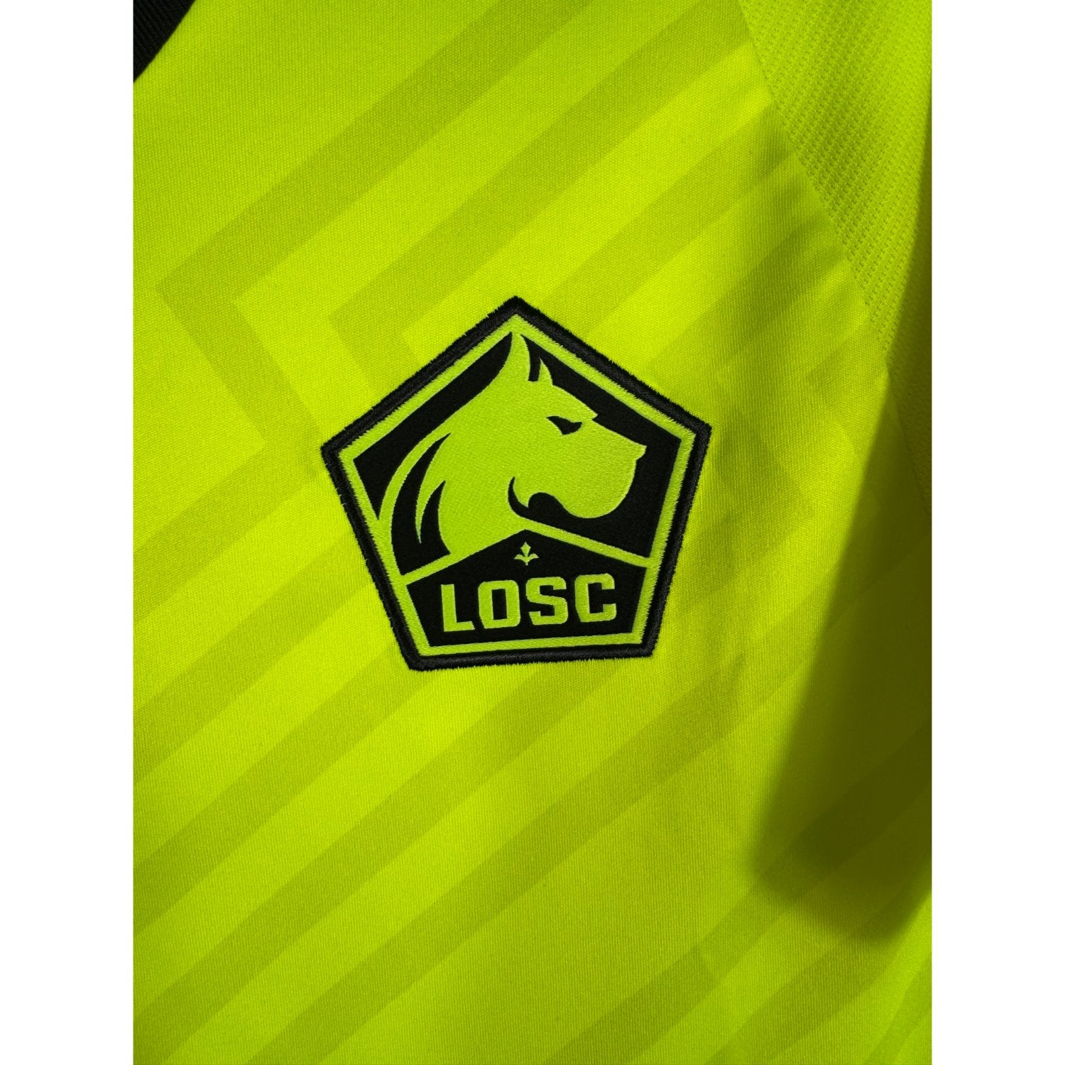 Détail de l'écusson du LOSC et du logo New Balance