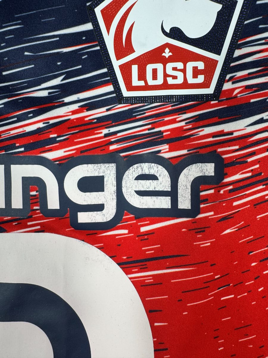 Défaut du maillot LOSC 2019-2020 : le rouge a déteint dans le blanc des lettres ger de Boulanger