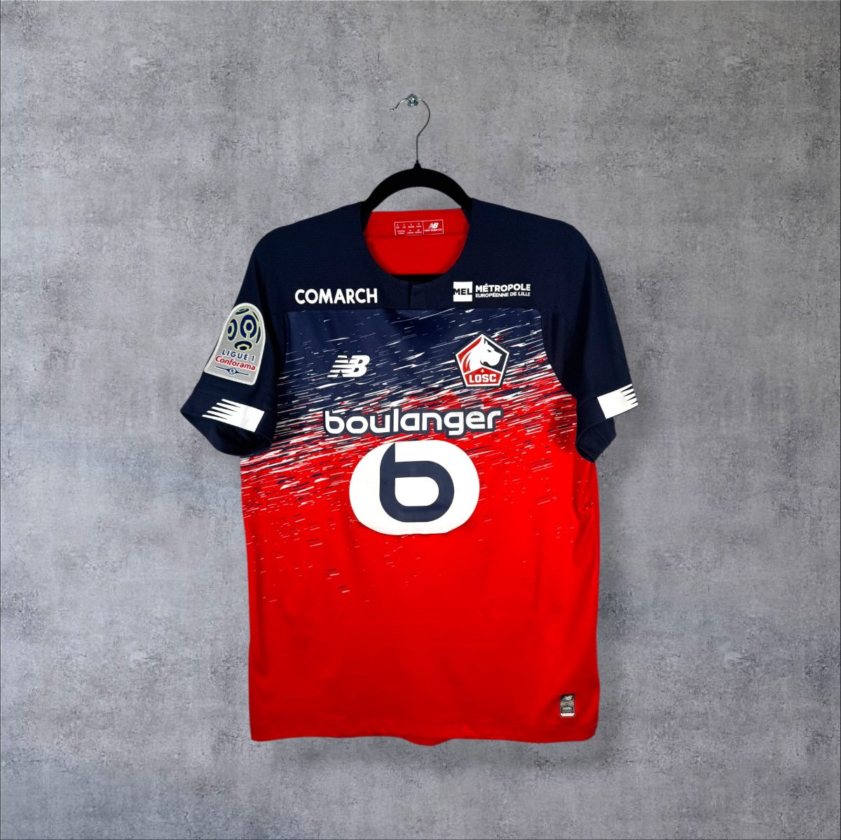 Face du maillot LOSC Lille 2019-2020 New Balance rouge et marine avec le sponsor Boulanger