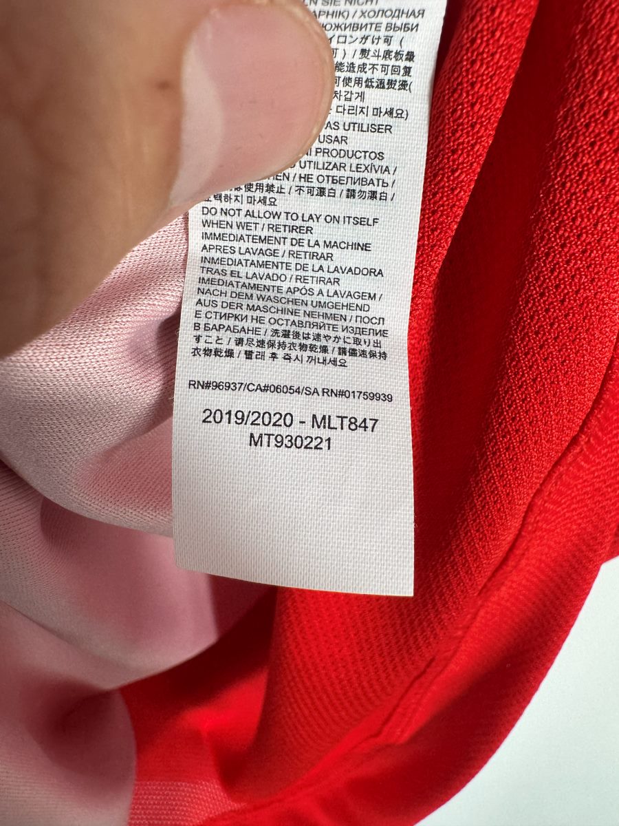 Étiquette New Balance indiquant la saison 2019/2020 et la référence MT930221