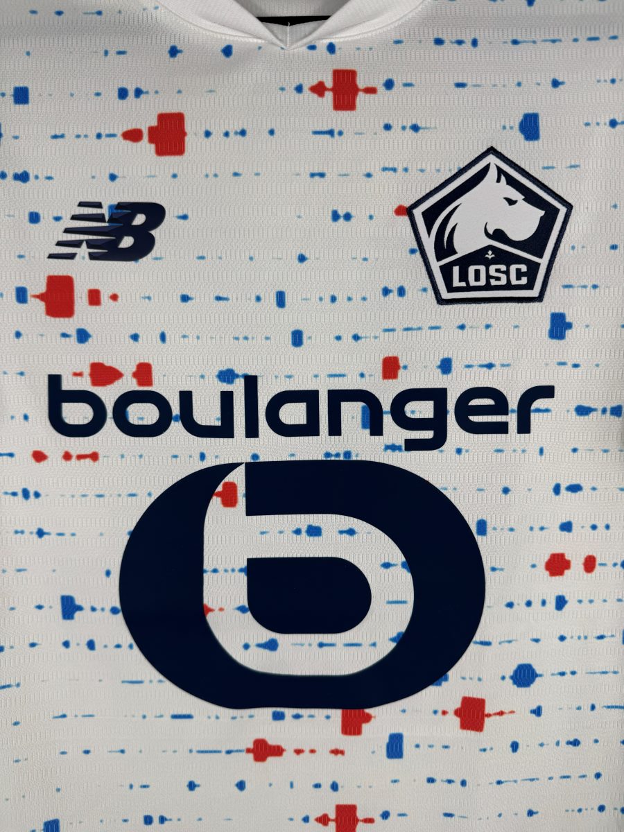 Écusson brodé du LOSC et sponsor Boulanger sur le maillot extérieur 2023-2024