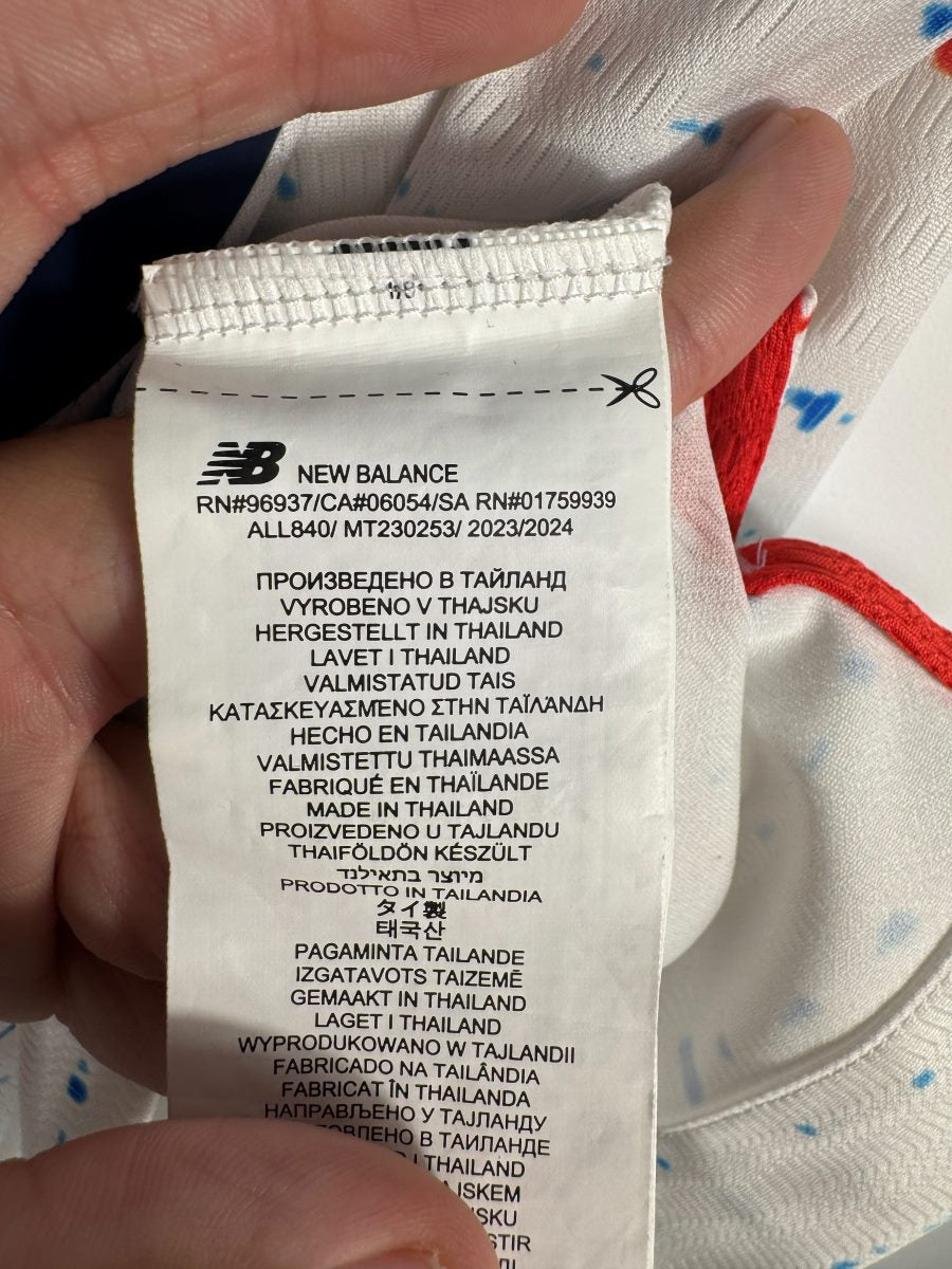 Étiquette New Balance d'origine indiquant la saison 2023/2024 du maillot LOSC