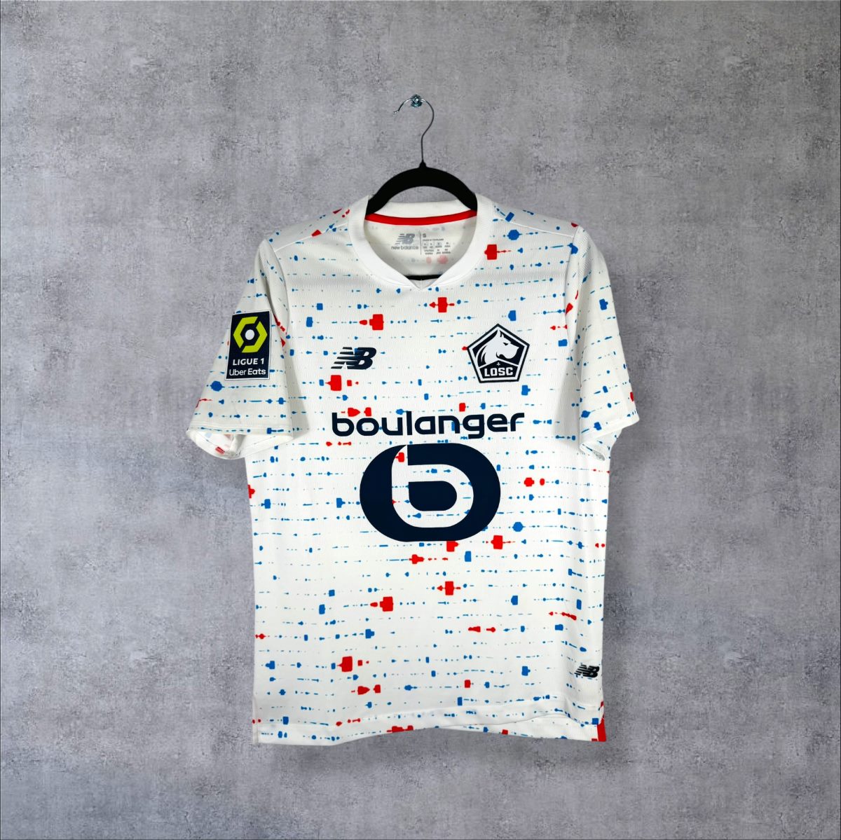 Face du maillot LOSC Lille 2023-2024 extérieur New Balance blanc sponsor Boulanger