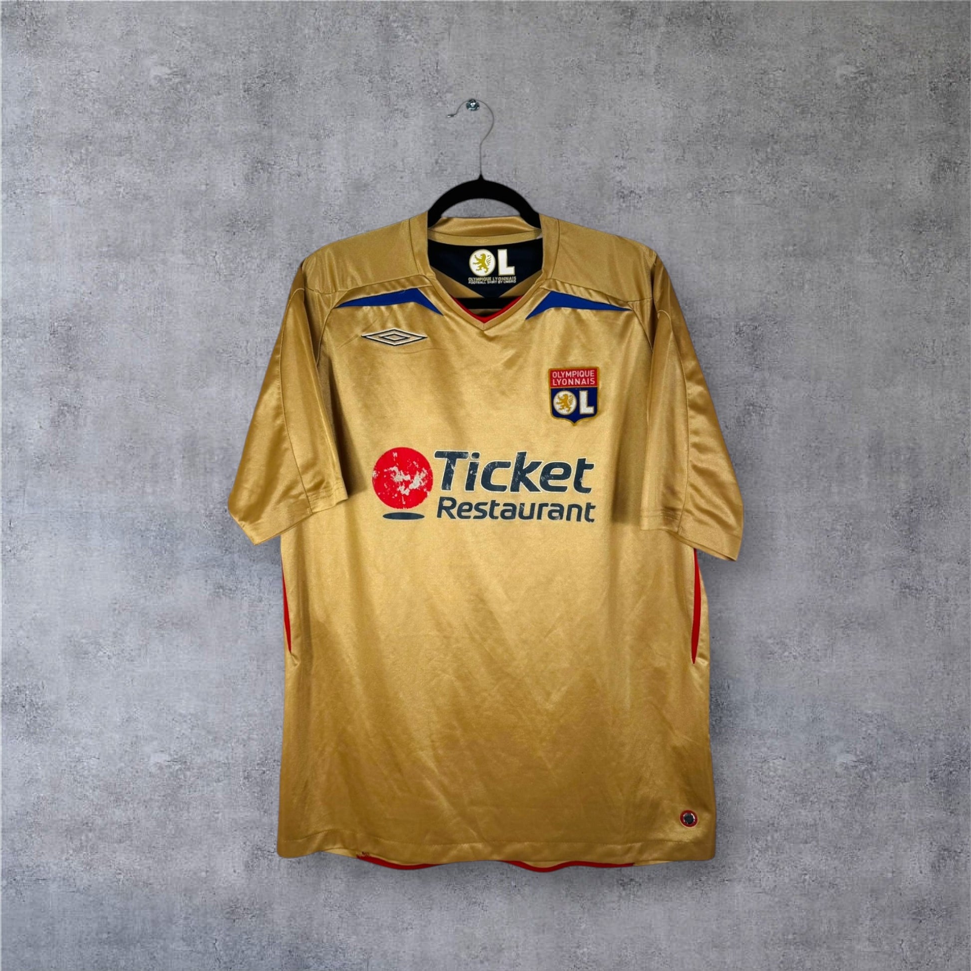 Vue de face du maillot OL Extérieur 2007/08 doré Ticket Restaurant