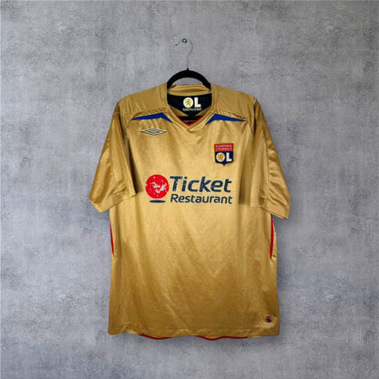 Vue de face du maillot OL Extérieur 2007/08 doré Ticket Restaurant