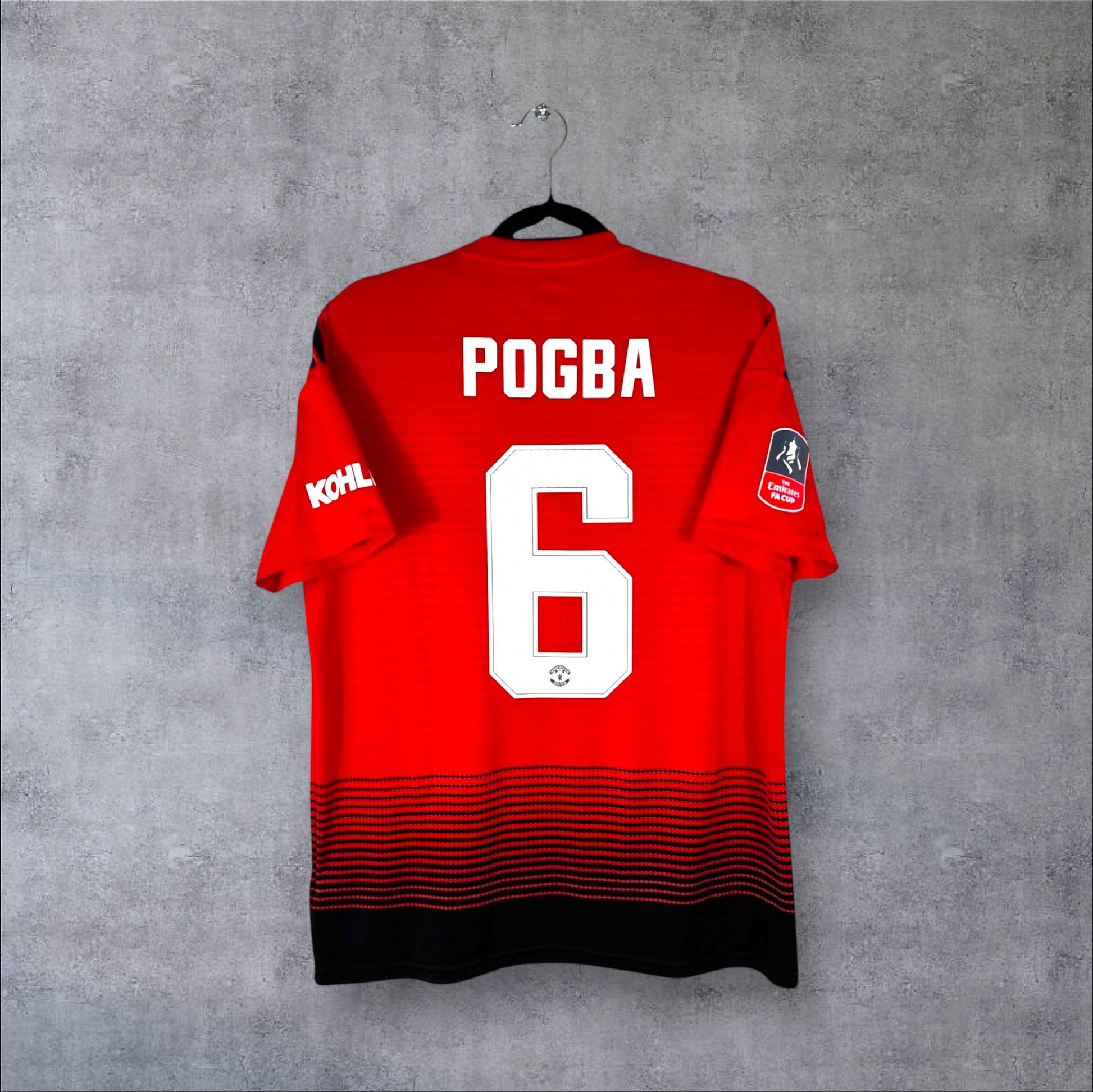 Dos du maillot Manchester United 2019 rouge et noir avec flocage blanc POGBA 6 et patch FA Cup.