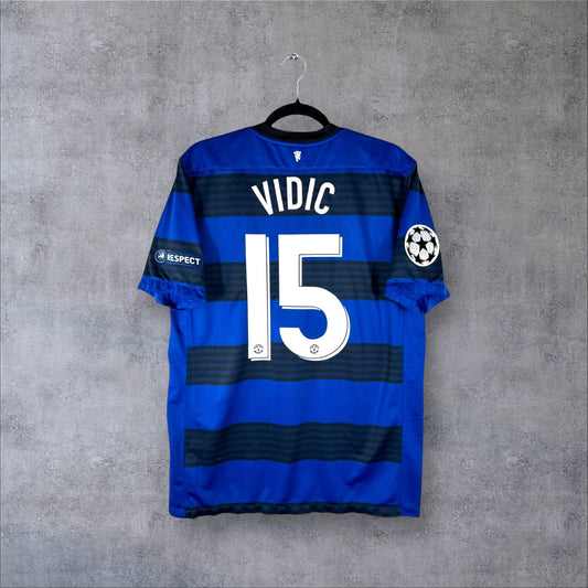 Dos du maillot Manchester United Away 2012 rayé bleu et noir avec flocage blanc VIDIC 15 et patchs UCL.