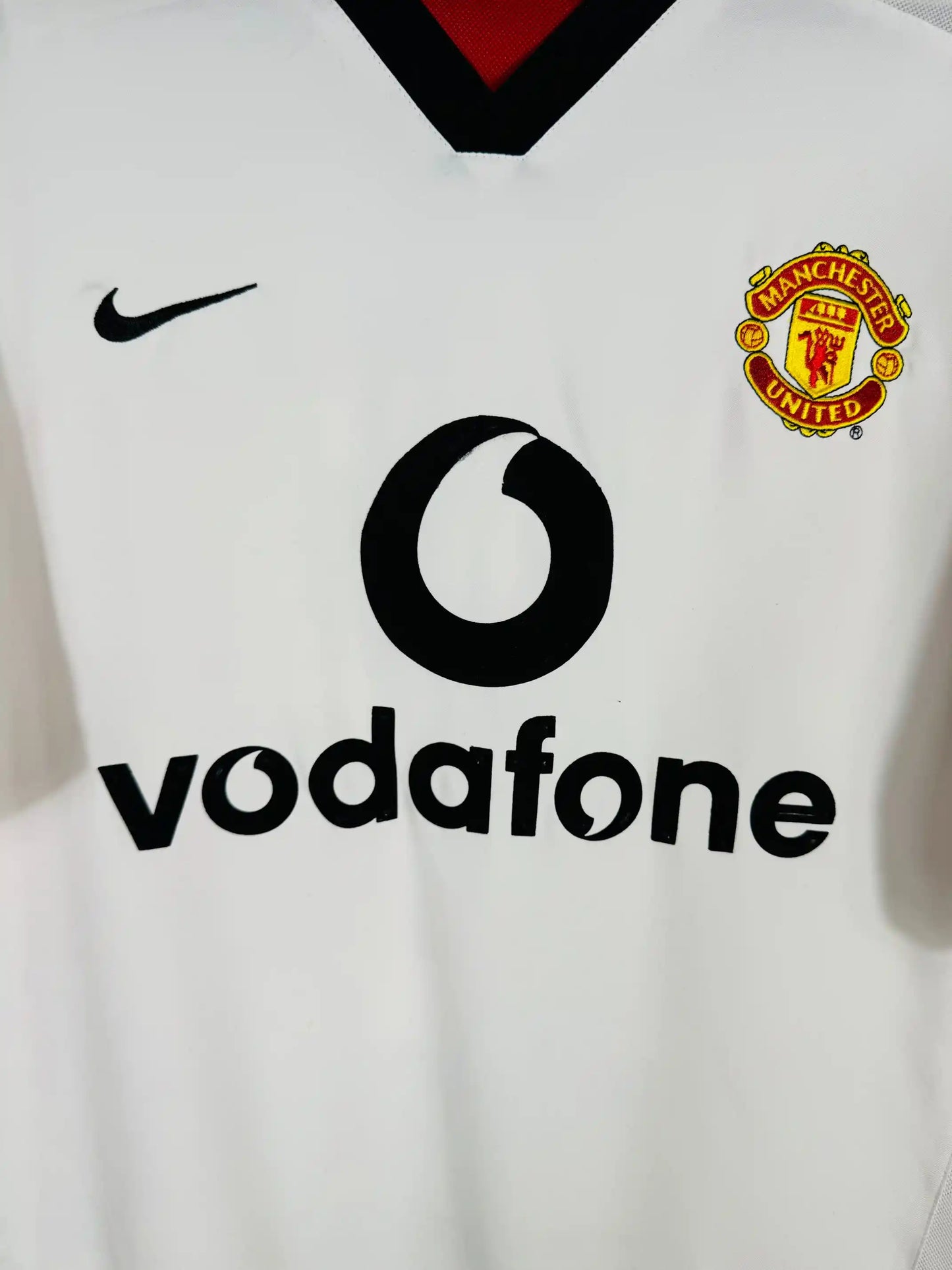 Détail sponsor Vodafone et écusson MUFC sur maillot Manchester United extérieur 2002-2003 saison 8e titre Premier League