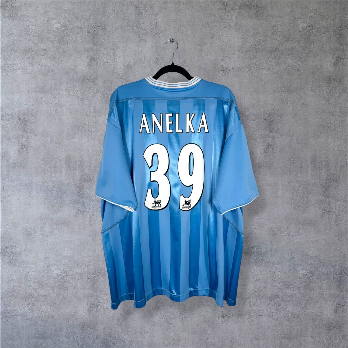 Dos du maillot Manchester City domicile 2003-2004 Reebok bleu ciel à rayures satinées, flocage Anelka 39 blanc