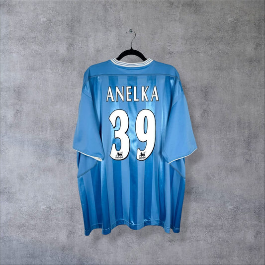 Dos du maillot Manchester City domicile 2003-2004 Reebok bleu ciel à rayures satinées, flocage Anelka 39 blanc