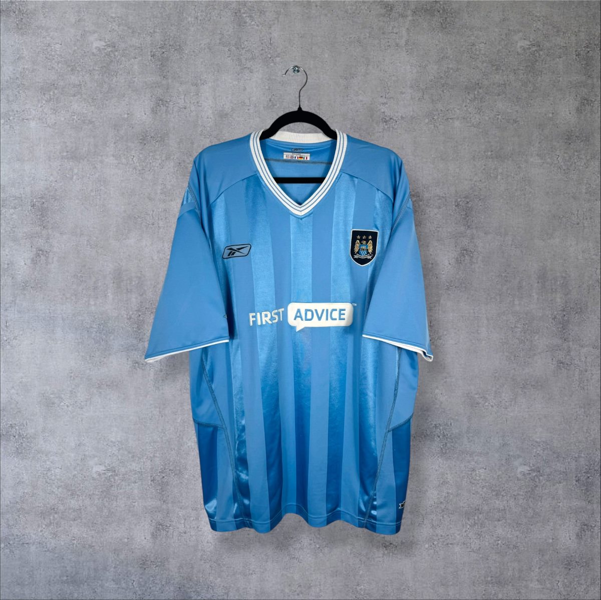Maillot Manchester City 2003-2004 domicile de face, col en V blanc, sponsor First Advice, logo Reebok