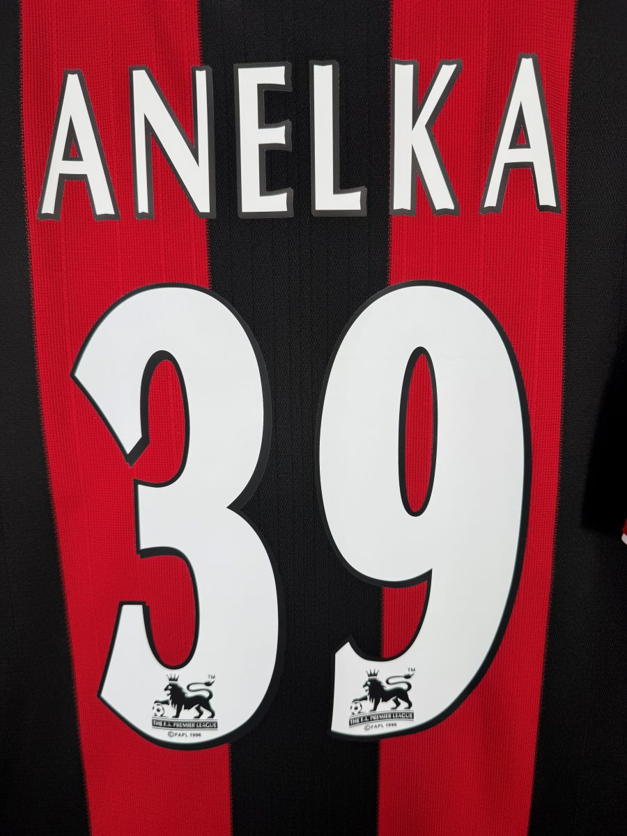 Détail du flocage Anelka 39 blanc avec lions Premier League, maillot Manchester City 2003-2004