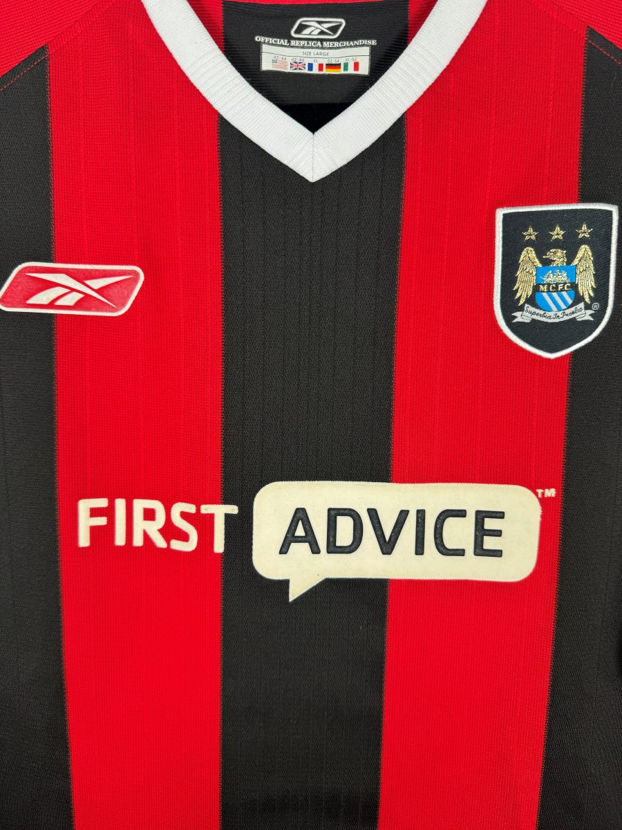 Écusson brodé Manchester City à l'aigle, logo Reebok et sponsor First Advice, maillot extérieur 2003-2004