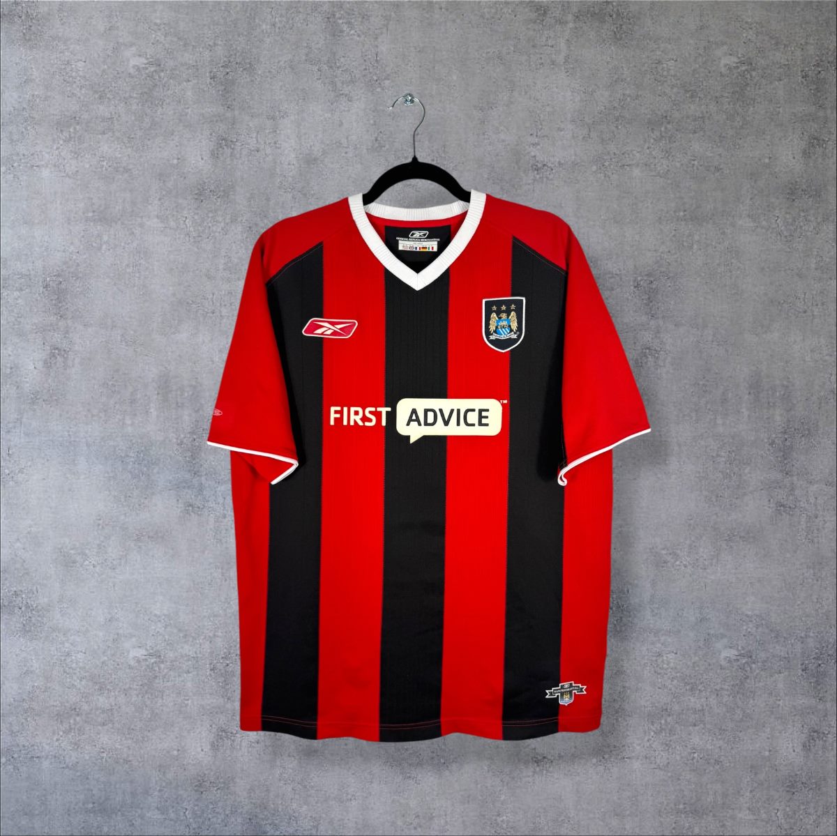 Maillot Manchester City 2003-2004 extérieur de face, rayures rouges et noires, col en V blanc, sponsor First Advice