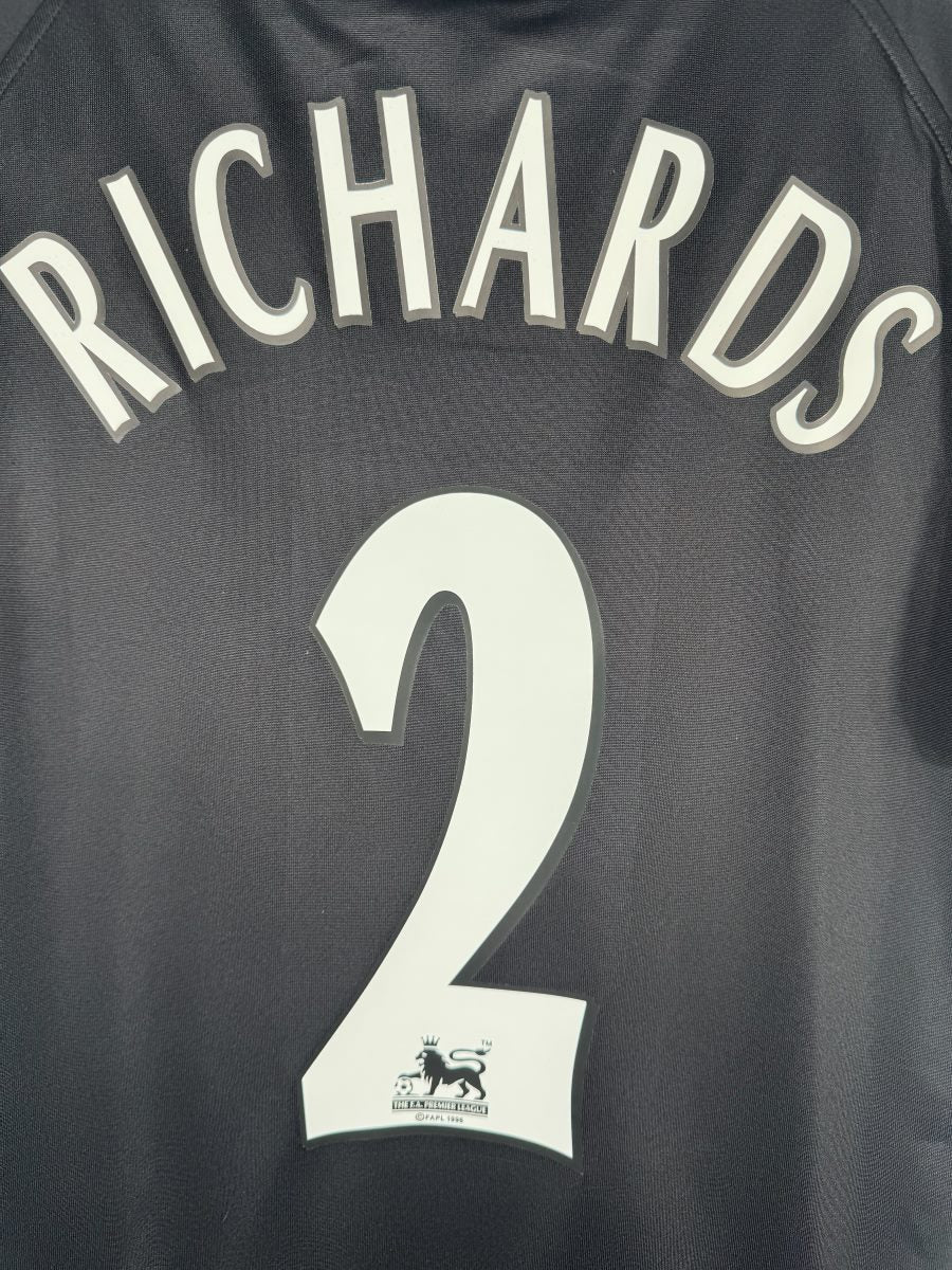 Détail du flocage blanc Richards 2 en police Premier League, maillot Manchester City 2006-2007