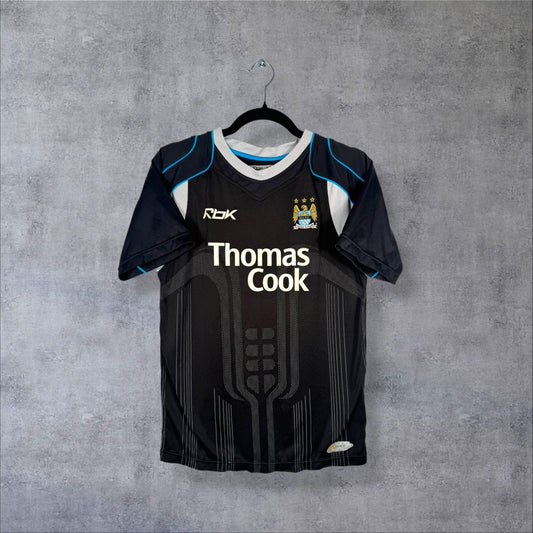 Maillot Manchester City 2006-2007 extérieur noir de face, motif ton sur ton, sponsor Thomas Cook, liserés bleu ciel