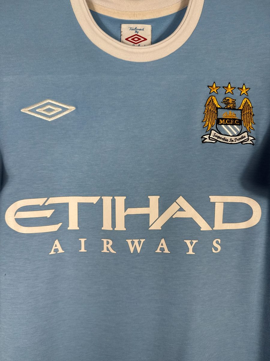 Détail écusson Manchester City et sponsor Etihad Airways, maillot 2009-2010