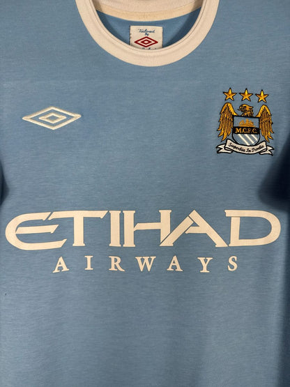 Détail écusson Manchester City et sponsor Etihad Airways, maillot 2009-2010