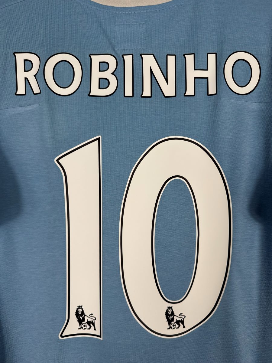Détail flocage Robinho N°10 sur maillot Manchester City domicile 2009-2010