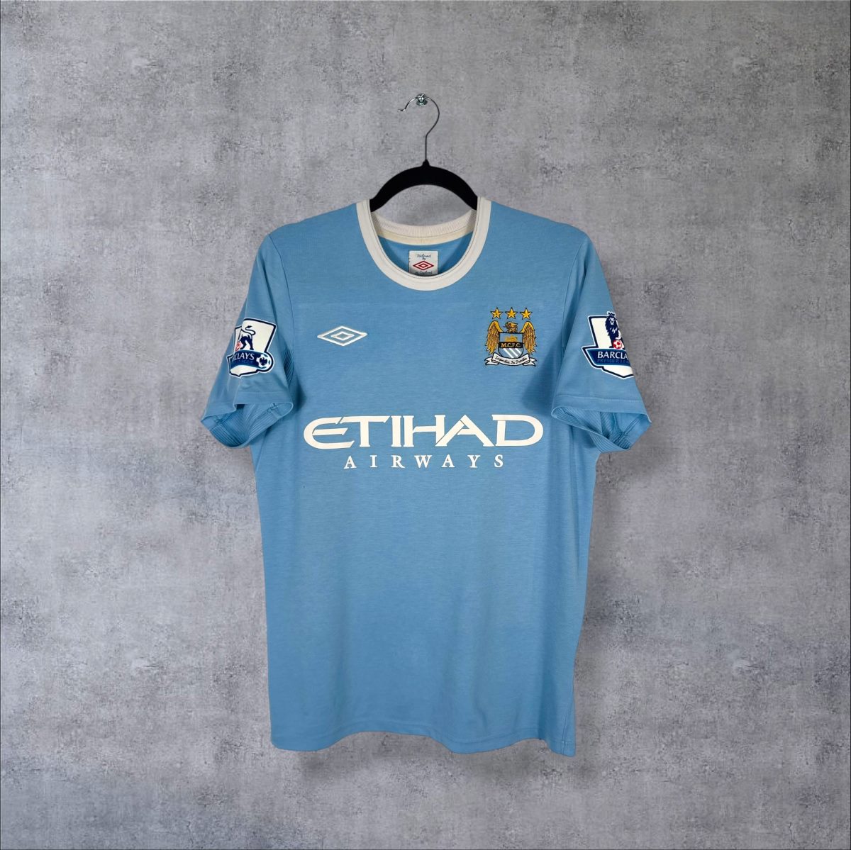 Maillot Manchester City 2009-2010 domicile, face avec logo Umbro et sponsor Etihad Airways