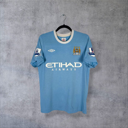 Maillot Manchester City 2009-2010 domicile, face avec logo Umbro et sponsor Etihad Airways