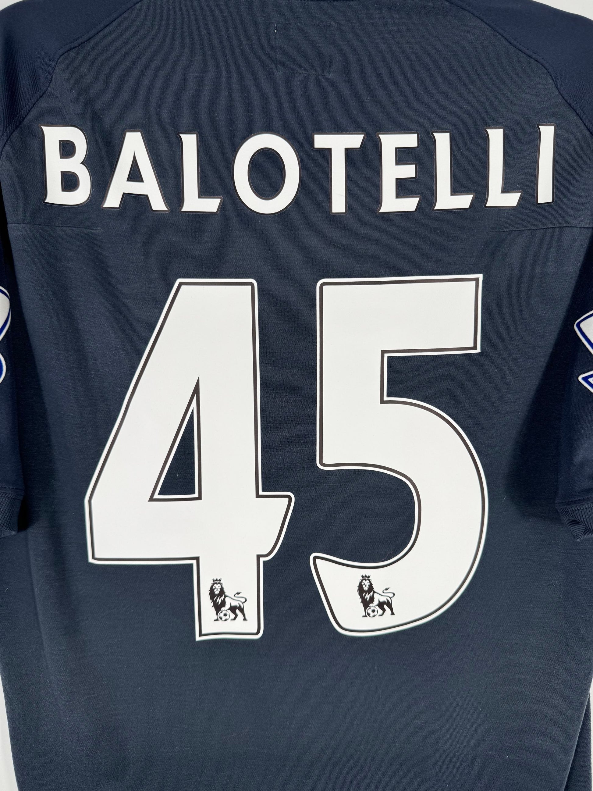 Détail de la typographie du flocage sur le numéro 45 de Mario Balotelli