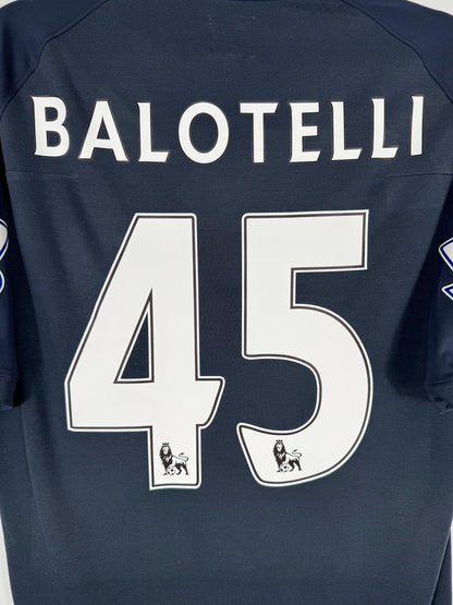 Détail de la typographie du flocage sur le numéro 45 de Mario Balotelli