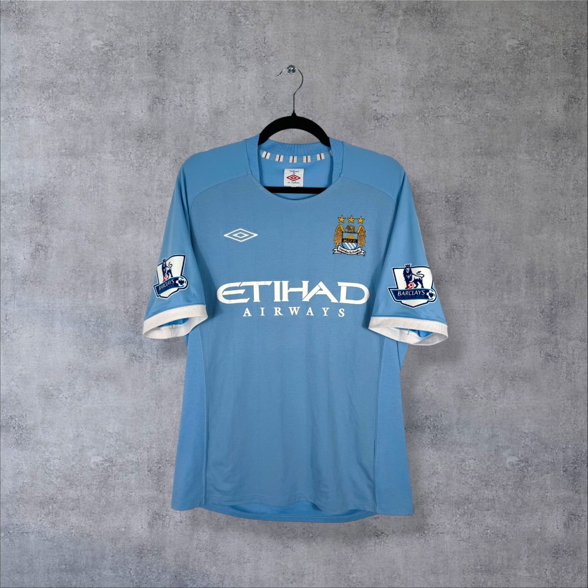 Maillot Manchester City domicile 2010-2011 de face, sponsor Etihad Airways et revers blancs