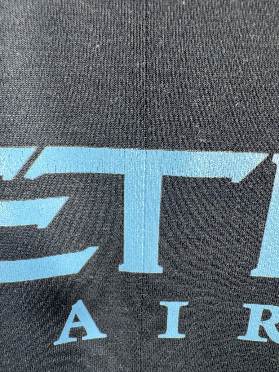 Légère usure de surface sur le sponsor Etihad, maillot Manchester City extérieur 2010-2011