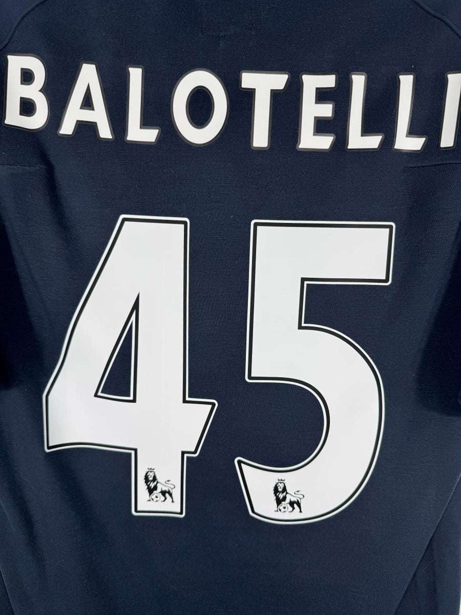 Détail du flocage blanc Balotelli 45 en police Premier League, maillot Manchester City 2010-2011