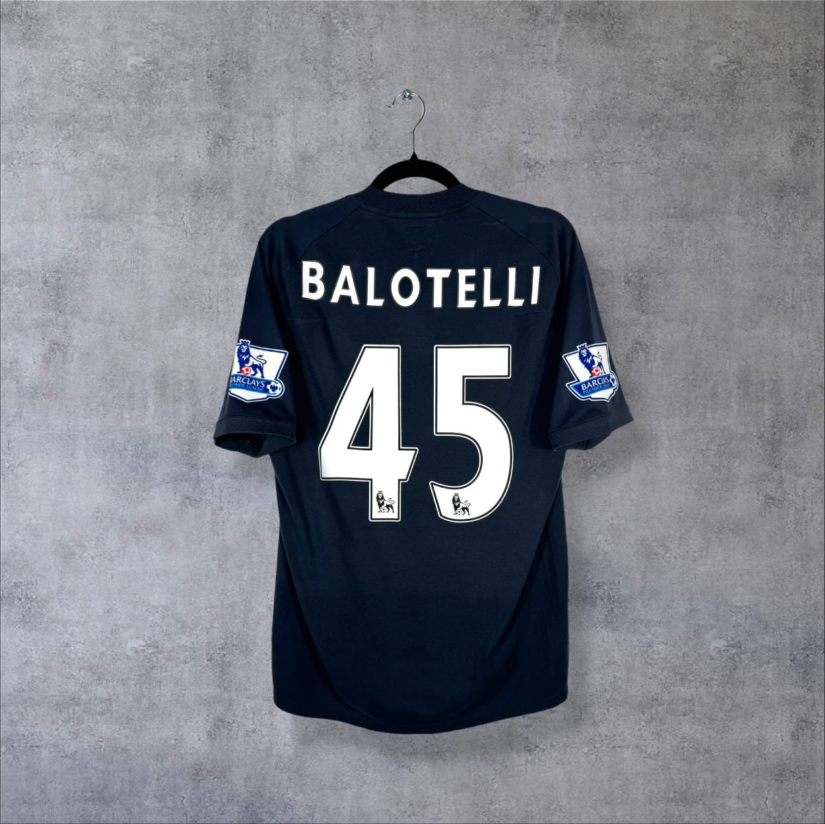 Dos du maillot Manchester City extérieur 2010-2011 Umbro bleu nuit, flocage Balotelli 45 et patchs Premier League