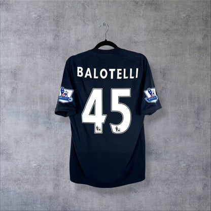 Dos du maillot Manchester City extérieur 2010-2011 Umbro bleu nuit, flocage Balotelli 45 et patchs Premier League