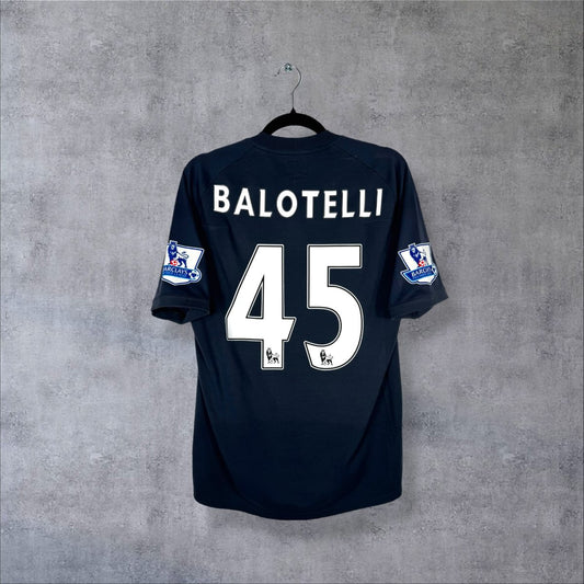 Dos du maillot Manchester City extérieur 2010-2011 Umbro bleu nuit, flocage Balotelli 45 et patchs Premier League