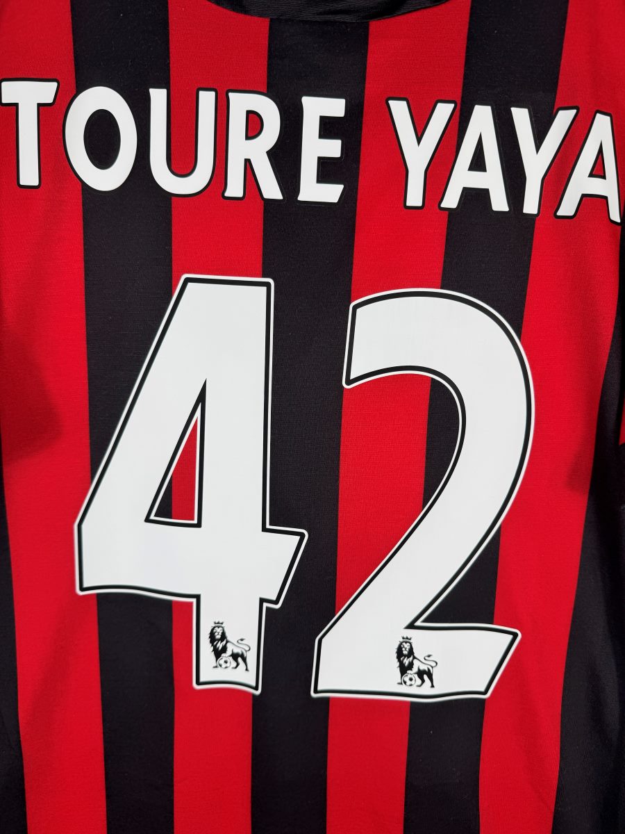 Détail du flocage Toure Yaya 42 blanc, maillot Manchester City extérieur 2011-2012