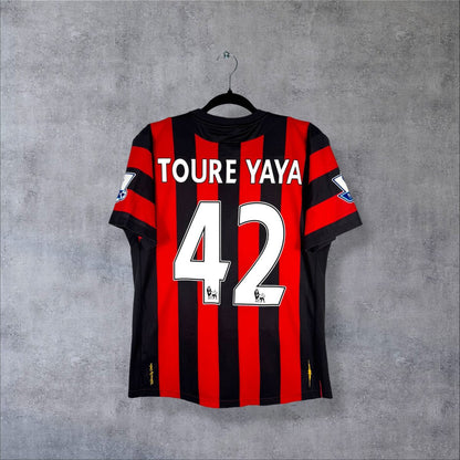 Dos du maillot Manchester City extérieur 2011-2012 Umbro rayé rouge et noir, flocage Toure Yaya 42 et badges Premier League
