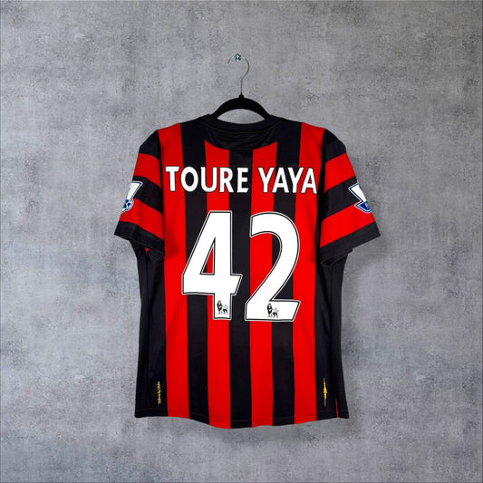 Dos du maillot Manchester City extérieur 2011-2012 Umbro rayé rouge et noir, flocage Toure Yaya 42 et badges Premier League