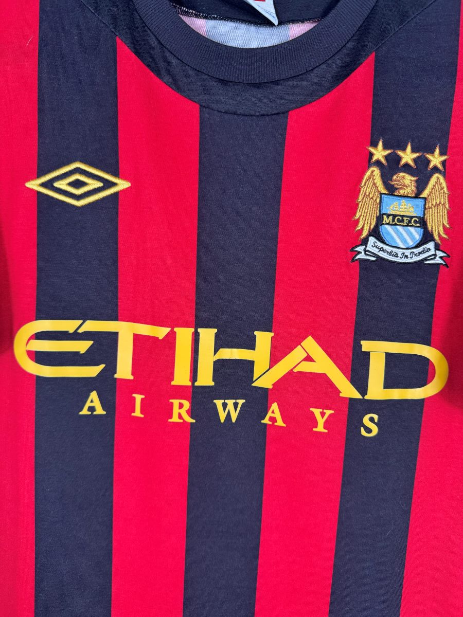 Écusson brodé Manchester City trois étoiles, logo Umbro et sponsor Etihad, maillot extérieur 2011-2012